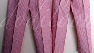 Pantalons sages pour enfants … moins sages ! Tissus cadeau de grand-mamie : fines rayures rouges sur une trame blanche, effet gaufré type « seersucker ».