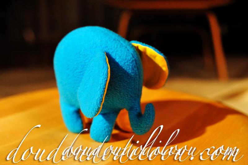 doudoudodiloou.com - éléphant bleu en polaire