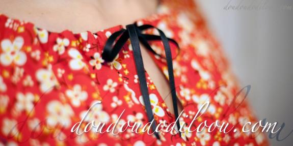 doudoudodiloou_falbala_robeB_fleurs_rouges_detail_encolure