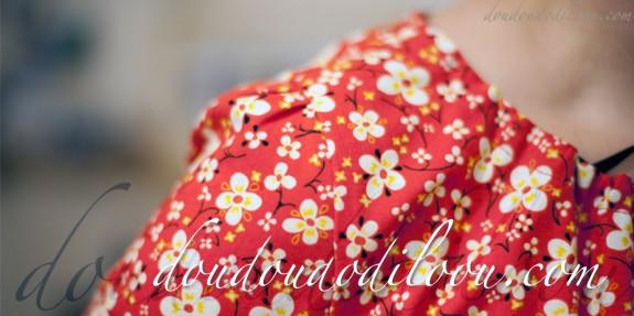 doudoudodiloou_falbala_robeB_fleurs_rouges_detail_manche