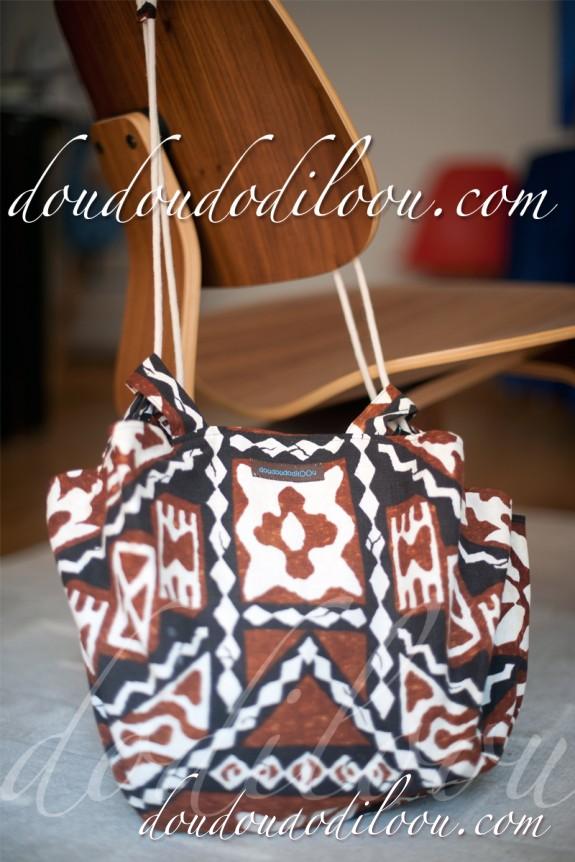 doudoudodiloou_sac_et_pochette_besace_reversible_toute_ronde-polynesien
