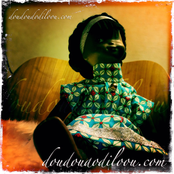 doudoudodilOOu - une nouvelle robe pour la poupée africaine de petite fille de ma mère